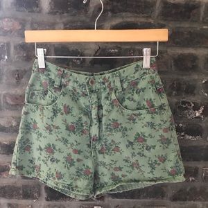 Vintage Michael G green floral shorts!